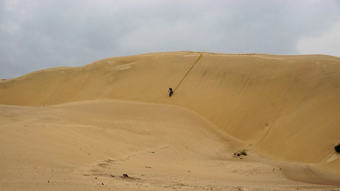 fatbike descendo dunas de Itapiruba