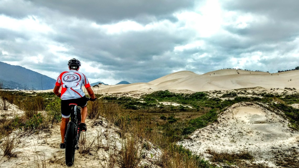 Turistas nas dunas da Joaquina