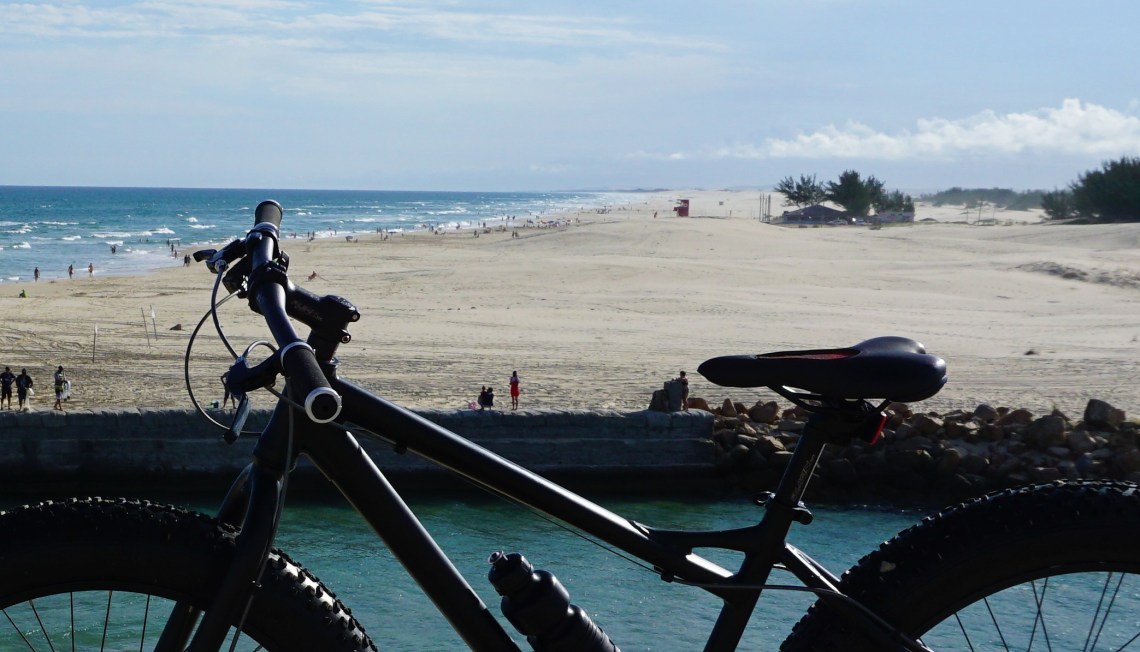 A praia do Camacho e o canal