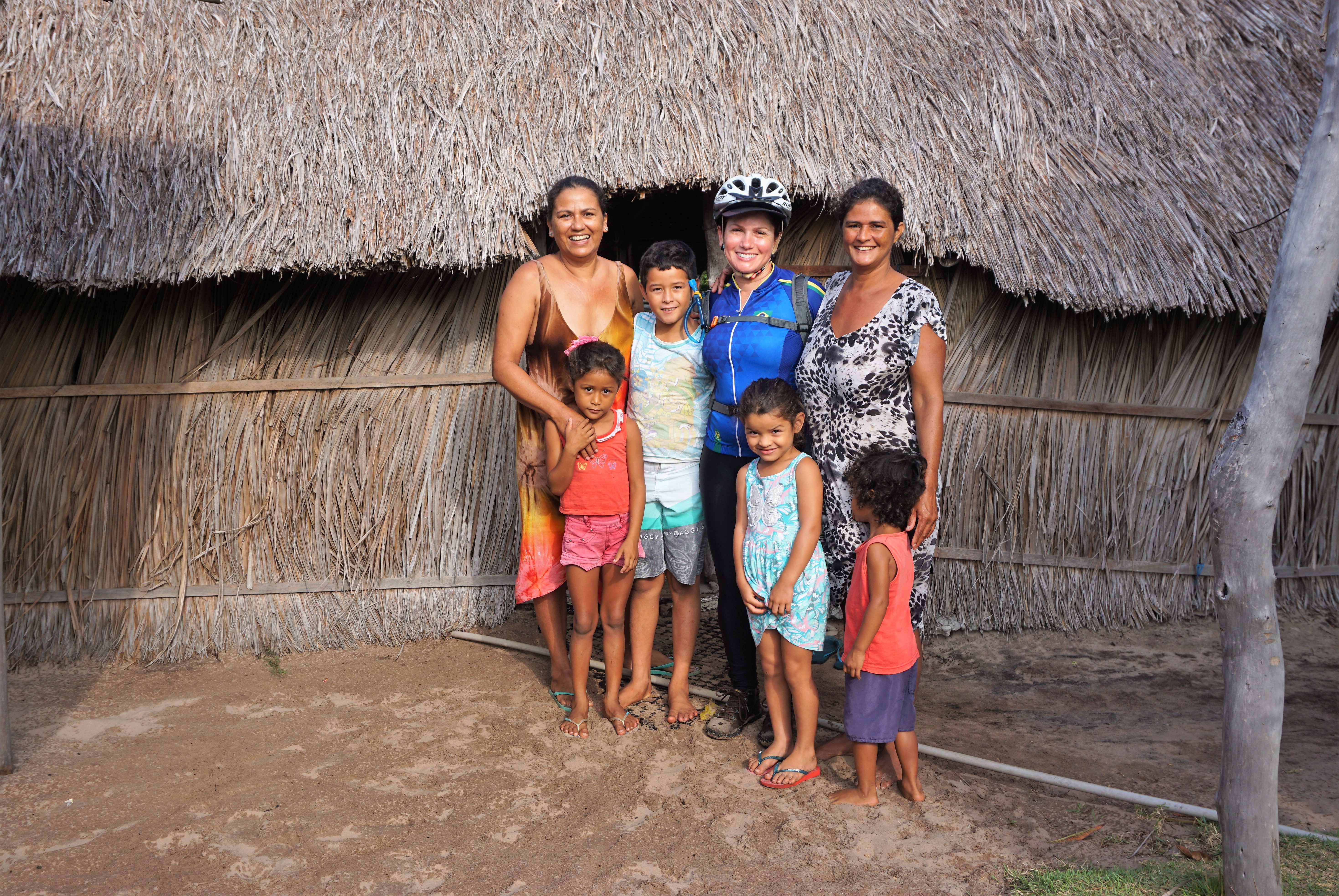 Fernanda (esq), Dona Maria de Jesus (dir) e as crianças