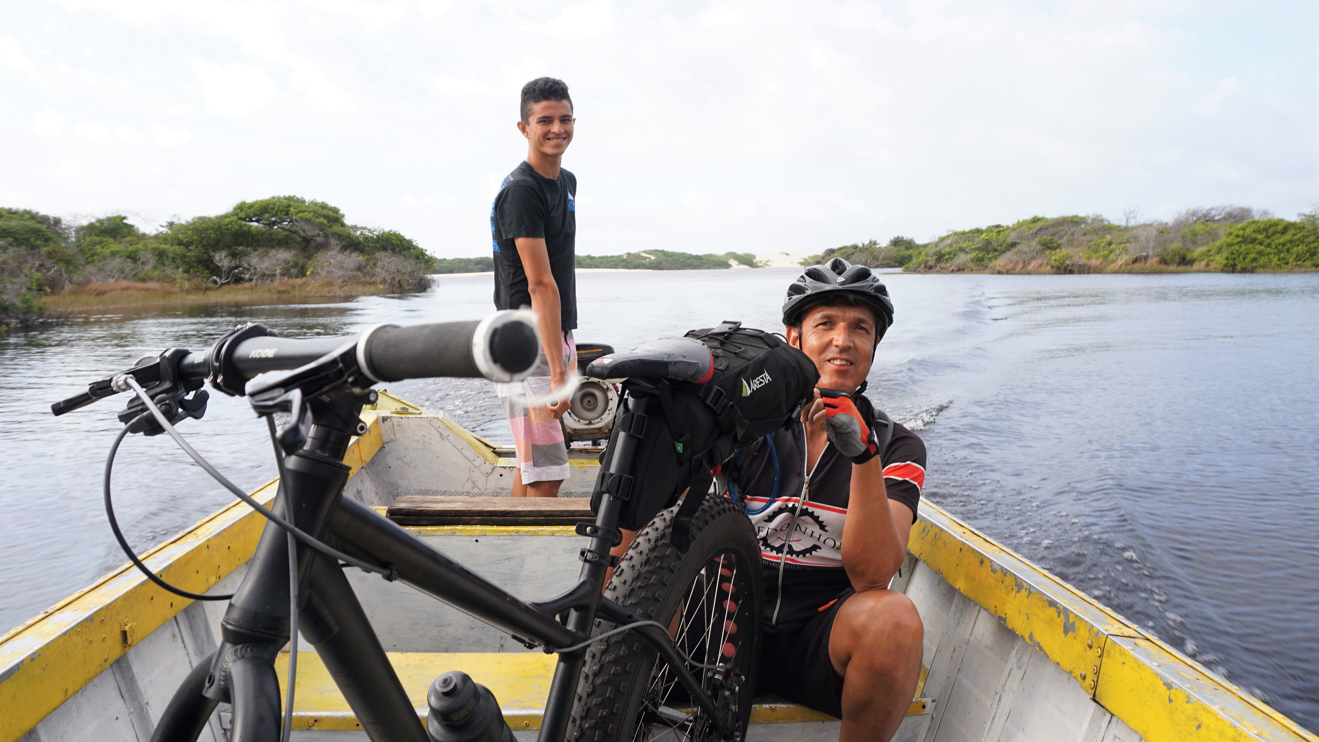 Júnior guiando o barco pelo Rio Alegre